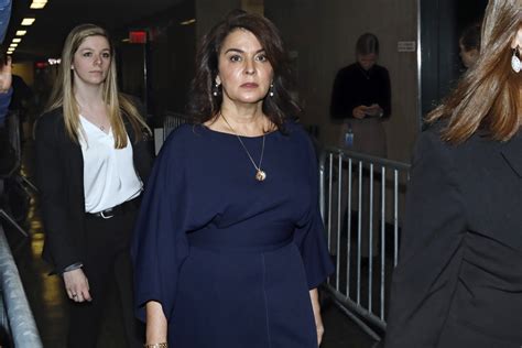 Annabella Sciorra testemunha no julgamento de Harvey。